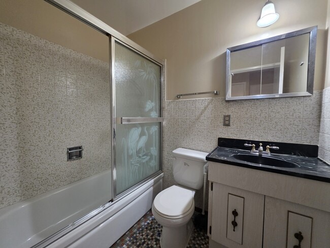 Building Photo - 2440 Maywood Dr