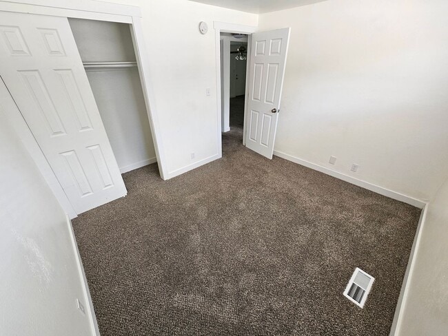 Building Photo - 580 S 470 E