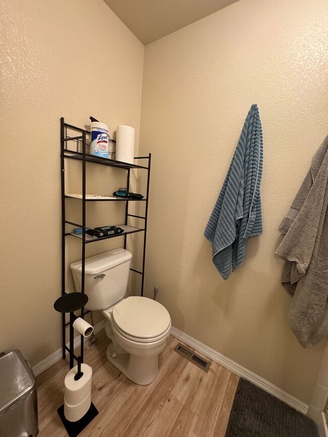 Building Photo - Beautiful 5 Bedroom home in Wellington