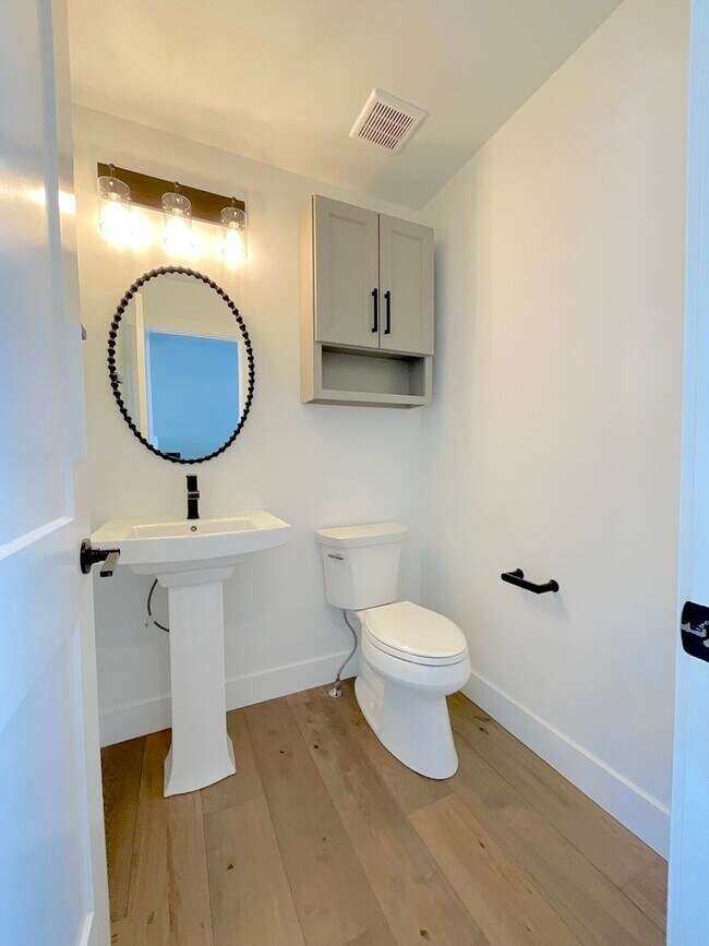 Building Photo - 5 Bedroom Home Available Near Baptist Rd &...