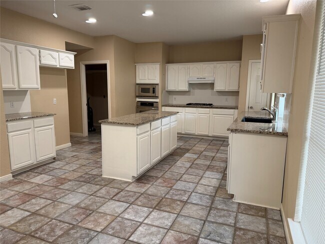 Building Photo - 2810 White Oak Ln