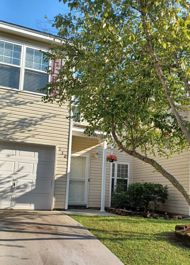 Building Photo - 130 Grand Oaks Dr