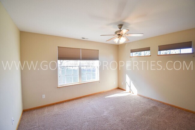 Building Photo - 1.5 Story 3-Bedroom Townhome with First-Fl...