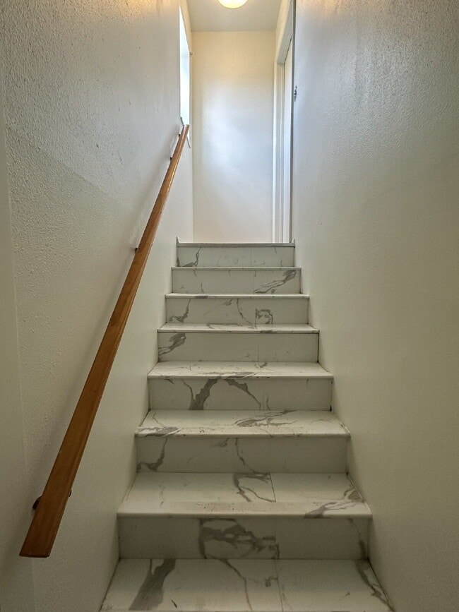 Building Photo - "Cozy 700 Sq Ft Studio with Full Bath in V...