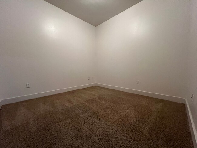 Building Photo - Freshly Painted Upscale 2/1 Condo in amazi...