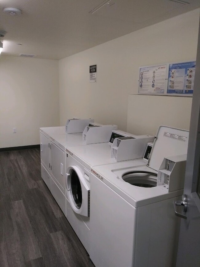 Building Photo - 200 E 10th St