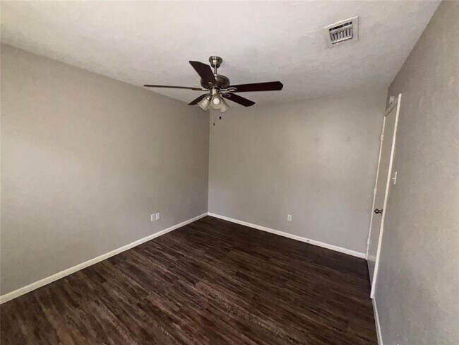 Building Photo - 201 Hartford Ln
