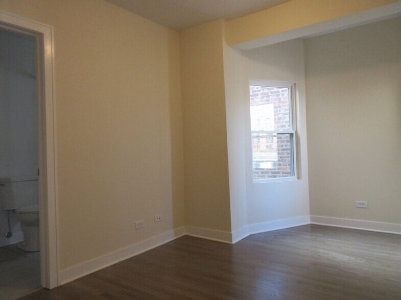 Building Photo - 2020 N Bissell St