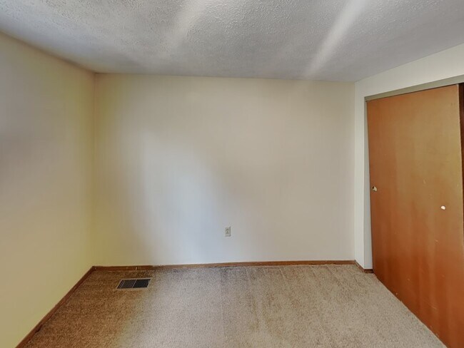 Building Photo - 94 E 18th Ave