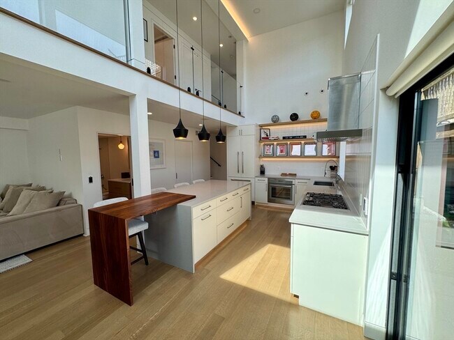 Building Photo - 22 Parker St