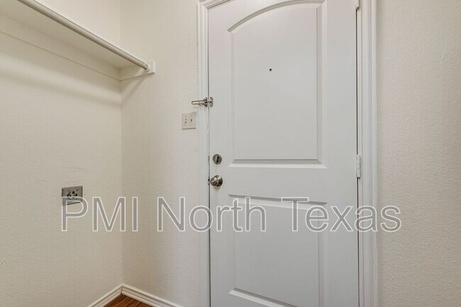 Building Photo - 3008 Prairie Ave