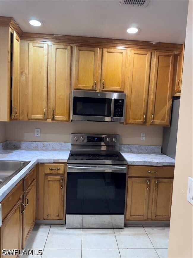 Building Photo - 7675 Meadow Lakes Dr