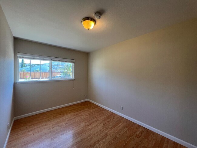 Building Photo - 273 Staples Ave