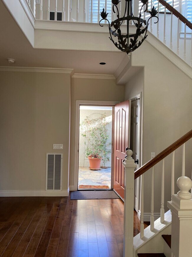 Building Photo - Private Courtyard Entry & Expansive Backyard Oasis