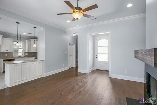 Building Photo - Trendy 4 bedroom, 2 bath home in coveted D...
