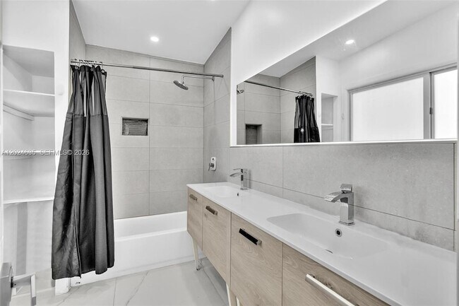 Building Photo - 9257 Bay Dr