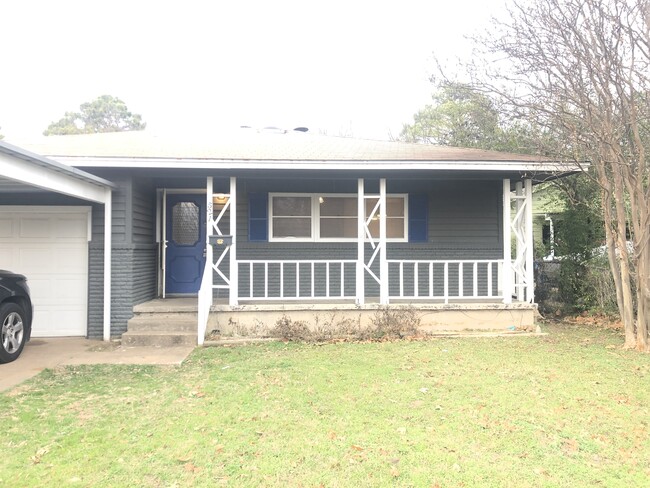 Completely remodeled 3 bedroom, 1.5 bathroom home with a fenced yard in a nice, quiet neighborhood across from Scott Middle School - 521 w Brock st