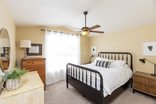 Building Photo - Beautiful 3 bed / 2.5 bath / 1,150 sqft Town Home in walking distance to Vista Village