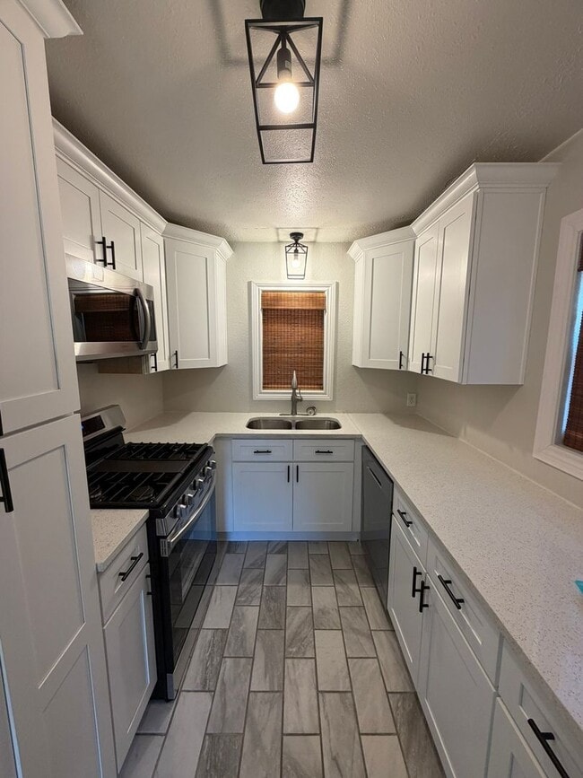 Building Photo - 3 Bed 1 Bath Home