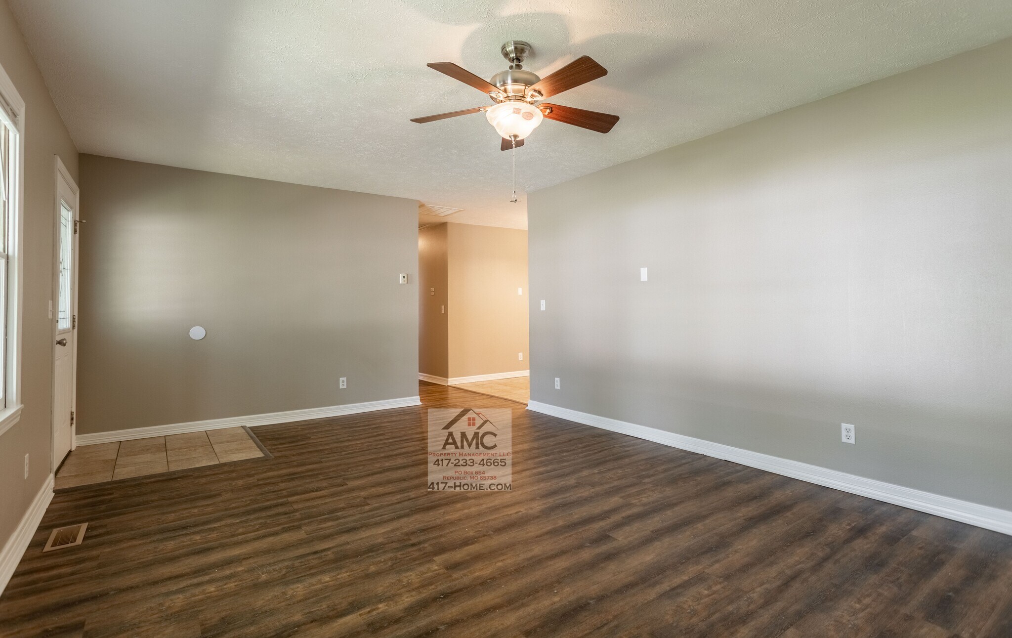Building Photo - 1008 S Oak Ridge Dr