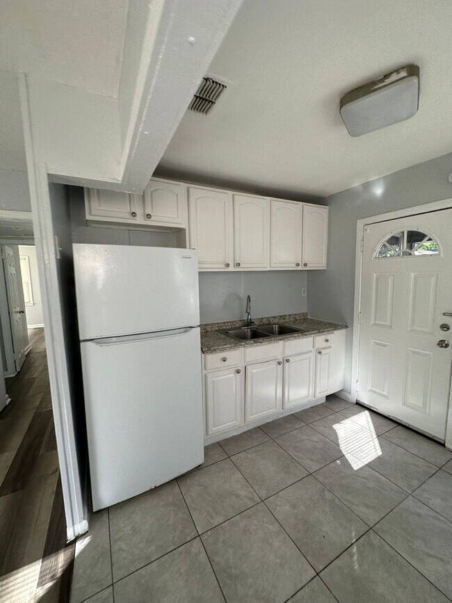 Building Photo - Fully Renovated 3/1 Single Family Ready for Move In!