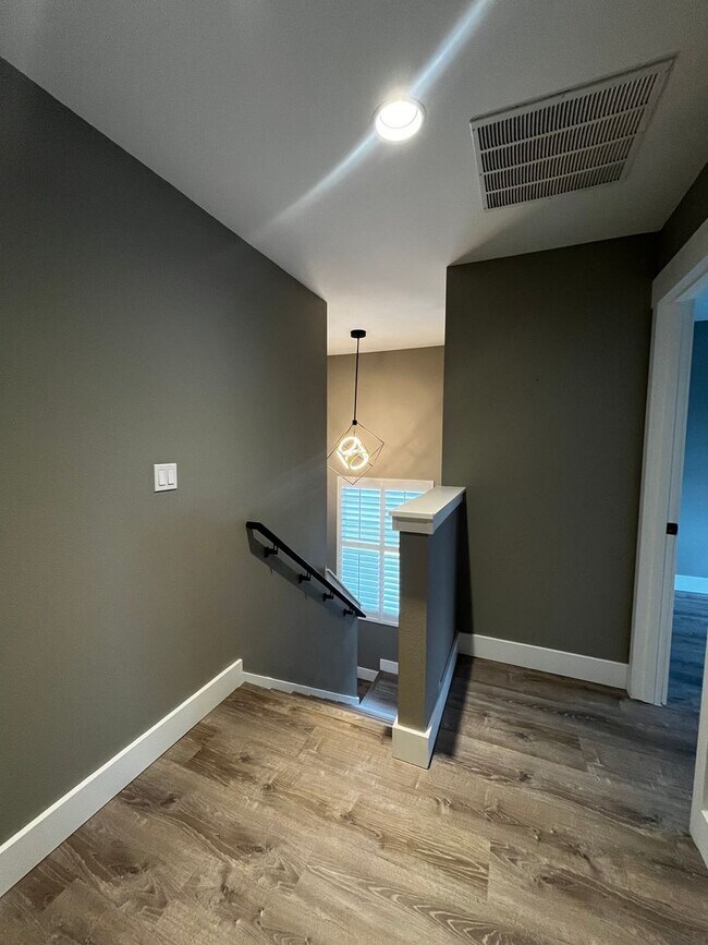 Building Photo - Beautiful 3 bedroom, 2.5 bath House in Puy...