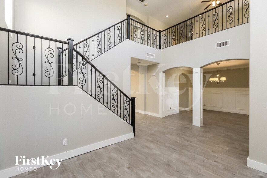 Building Photo - 837 E Cierra Cir