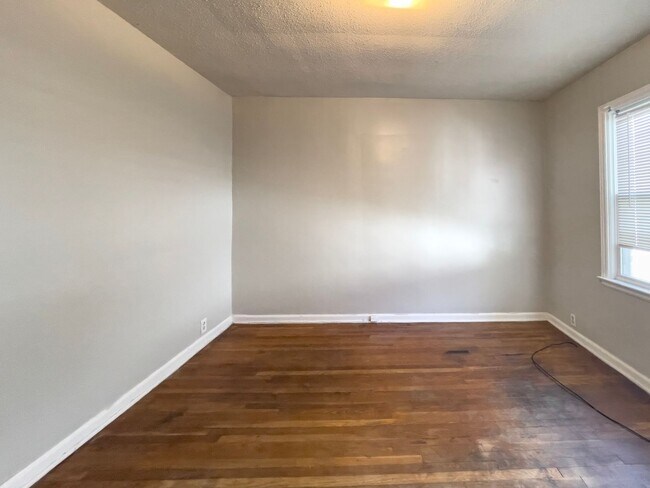 Building Photo - Cozy 1 bedroom, Close to Campus