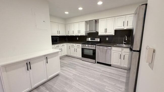 Building Photo - 2 Bedroom 1.5 bath Condo in Kew Gardens with indoor parking