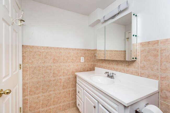 Building Photo - Stylish End-of-Group 2 bd 2.5bth Home in P...