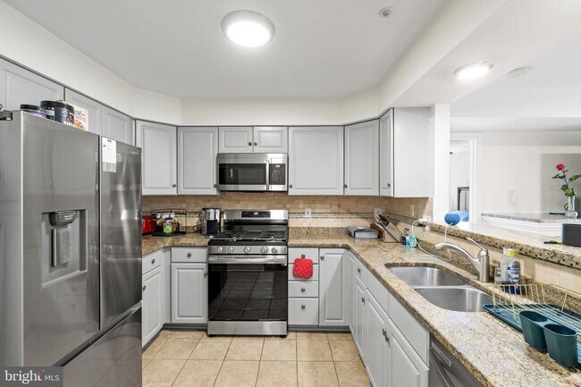Building Photo - Live the Life with Convenience and Style!