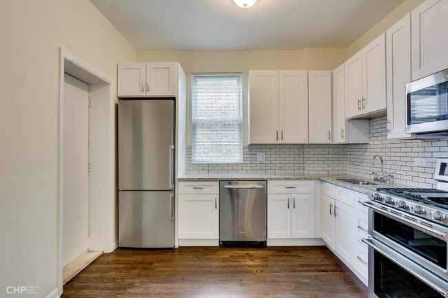 Building Photo - 2655 W Leland Ave
