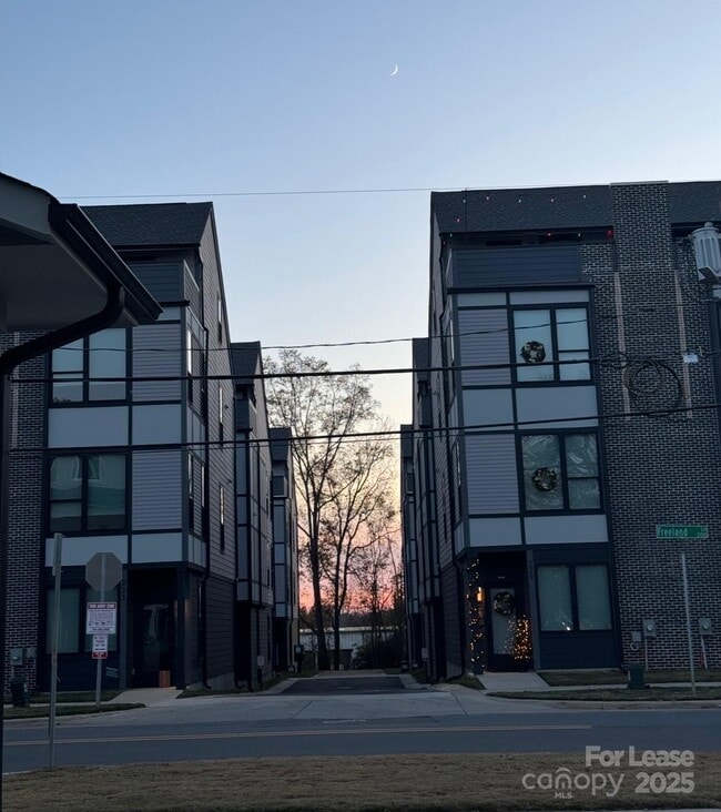 Building Photo - 215 Freeland Ln