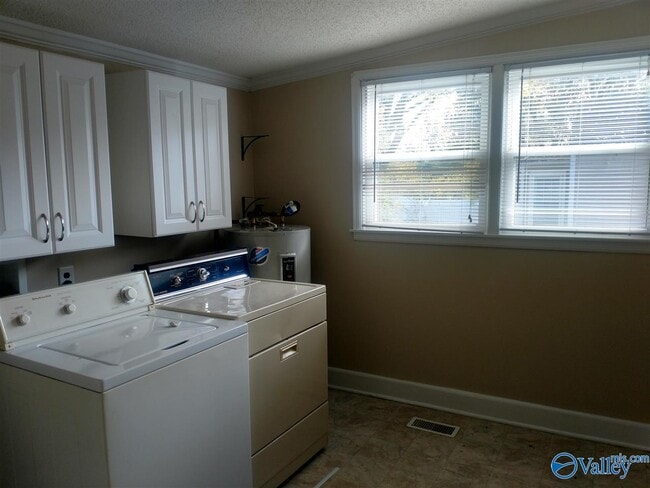 Building Photo - 2035 Vanderbilt Dr SW