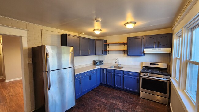 Building Photo - 1st MONTH FREE*! Twin home with stainless ...