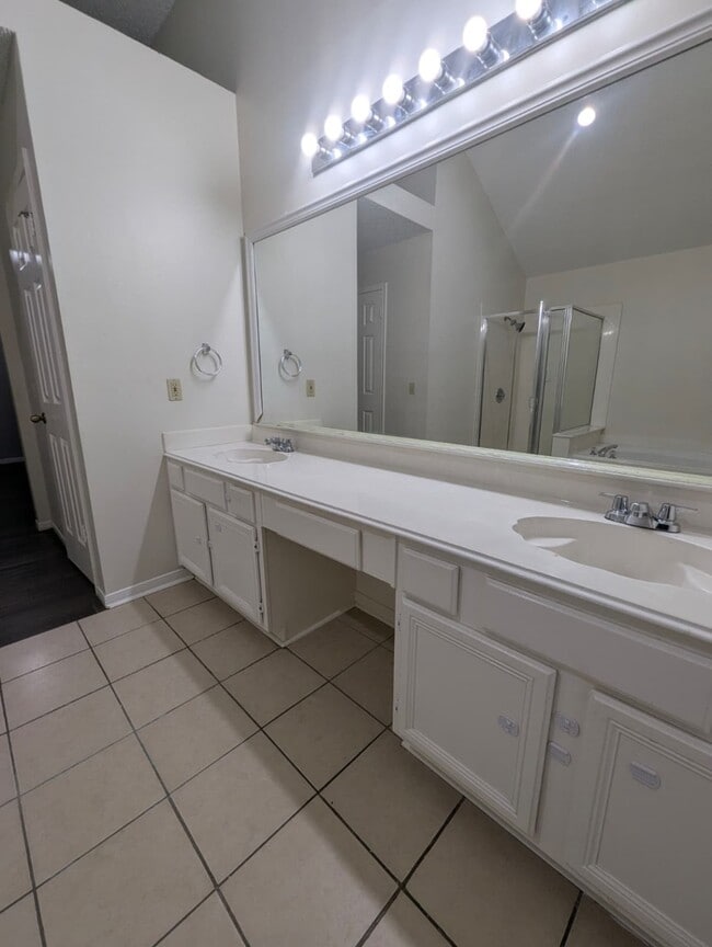 Building Photo - 827 Coral Tree Pl