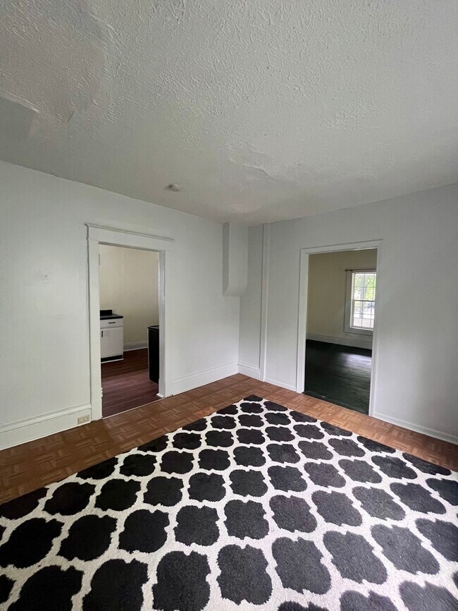 Building Photo - Newly Renovated Single Family Home!