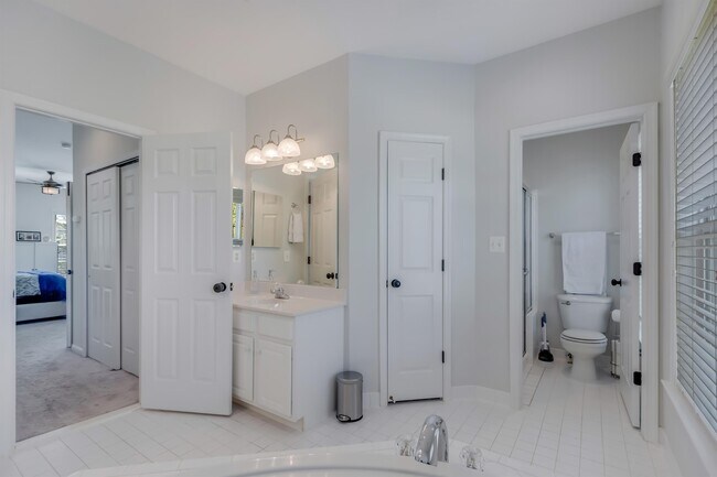 Building Photo - 11429 Log Ridge Dr
