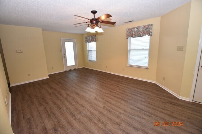 Building Photo - 3 Bedroom, 2 Full Bath Home in Greenfield