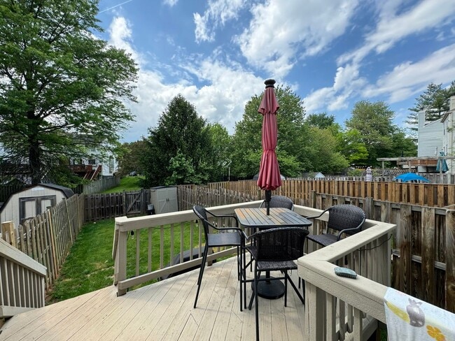 Building Photo - Gorgeous 2 Bed 2.5 Bath Townhome With A Fenced Yard In Exeter