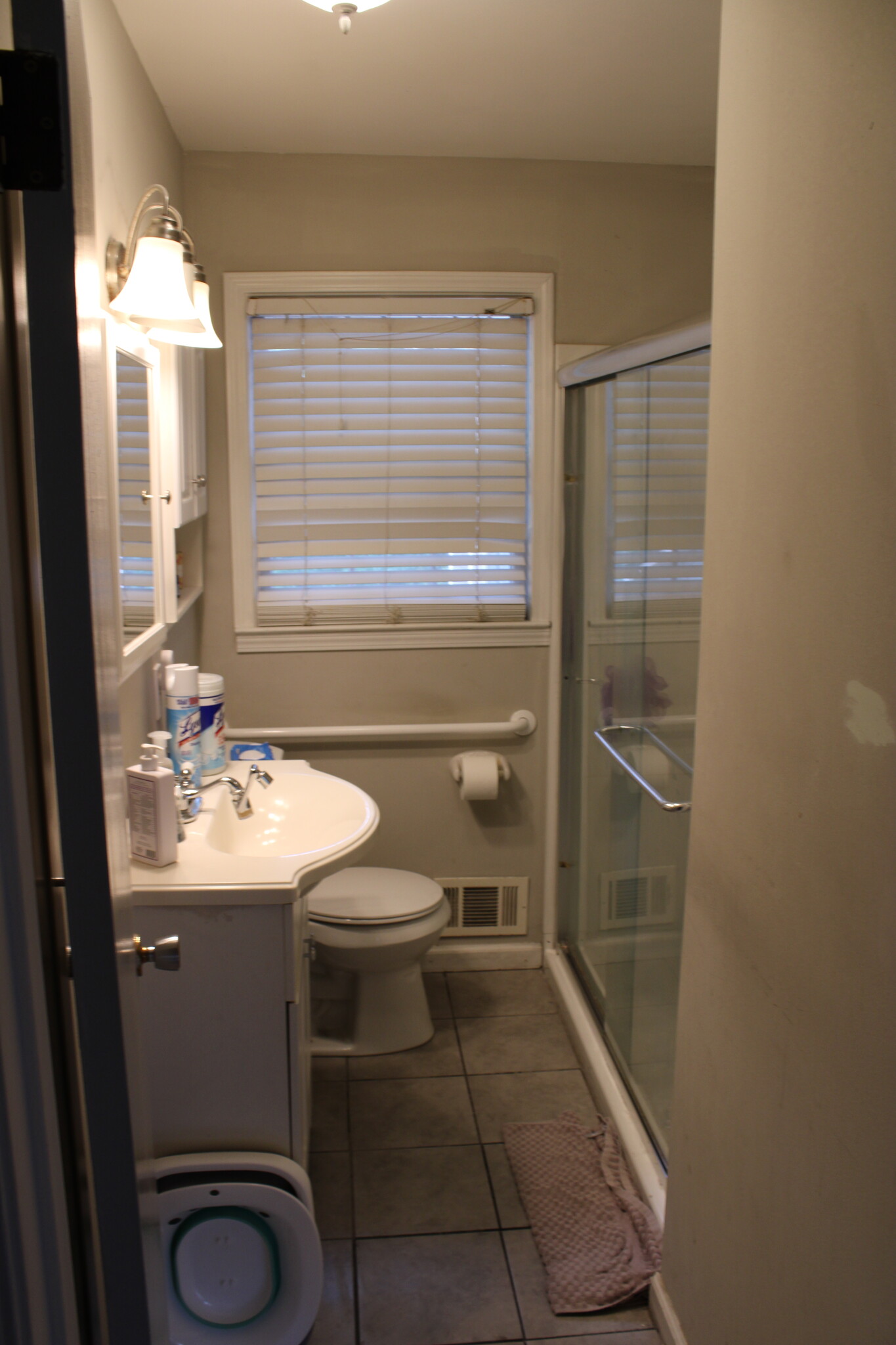 full bathroom - 2354 Hollyridge Dr SW