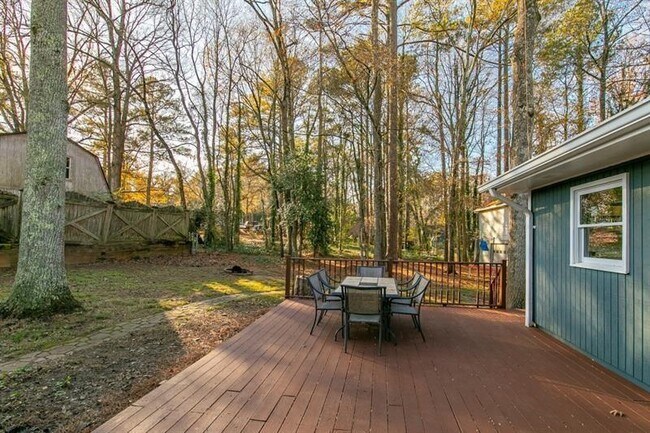 Building Photo - 2805 Pine Hill Dr