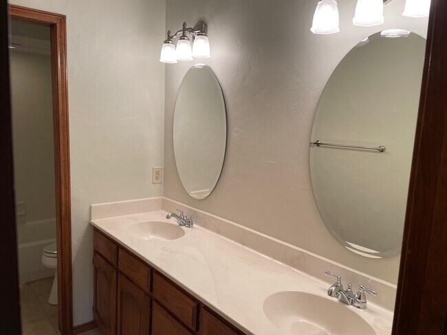 Building Photo - 3016 Jomar Dr