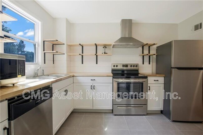 Building Photo - 551 Valley Hill Rd SE