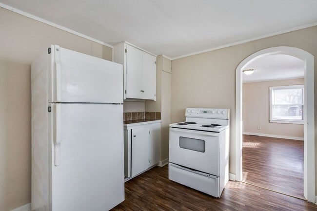 Building Photo - Cute and Cozy 2 Bedroom!