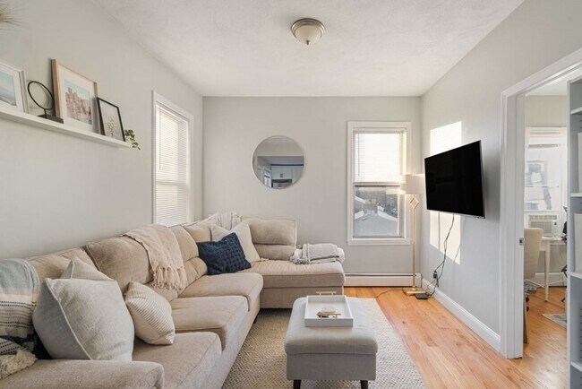 Building Photo - 473 E 5th St