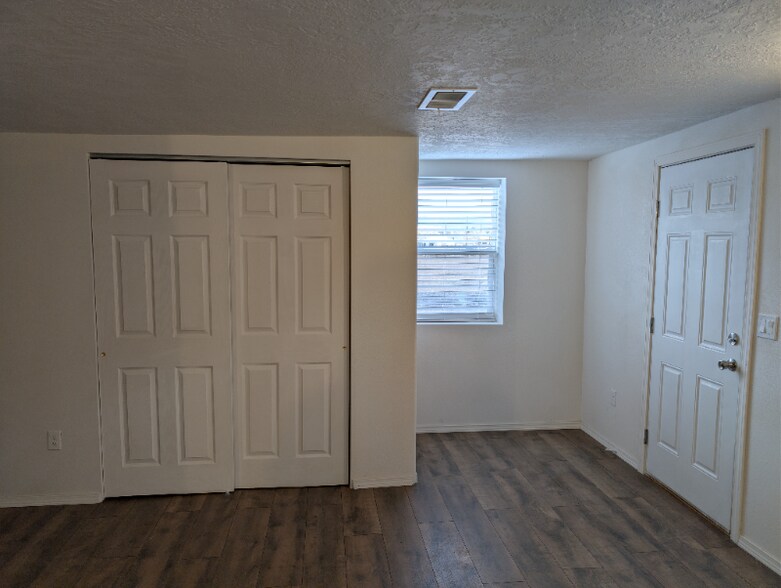 Building Photo - 164 Willow Rd NW