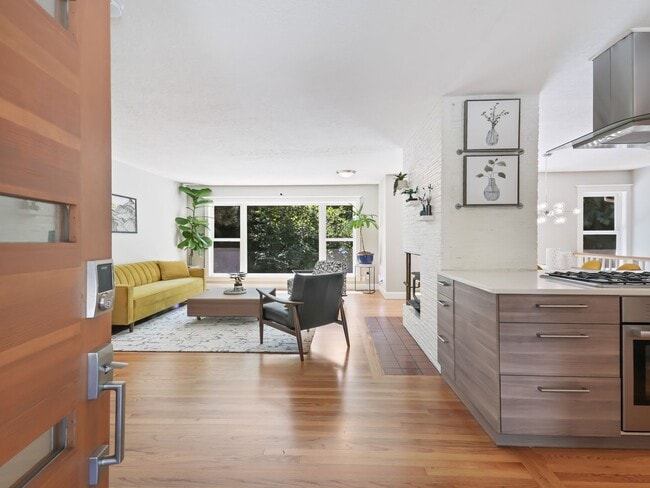 Building Photo - Gorgeous Renovated SW Maplewood Neighborhood Home ~ Finished basement, Entertainers Backyard, nex...