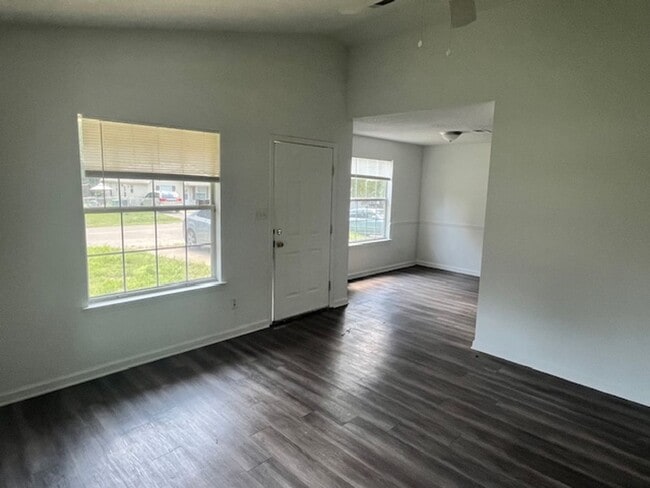 Building Photo - Newly Renovated 3/2