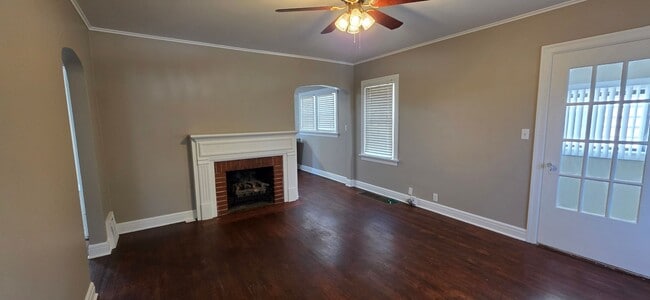Building Photo - Adorable 3 Bedroom Bungalow Across from Mercy Hospital $1395!!!